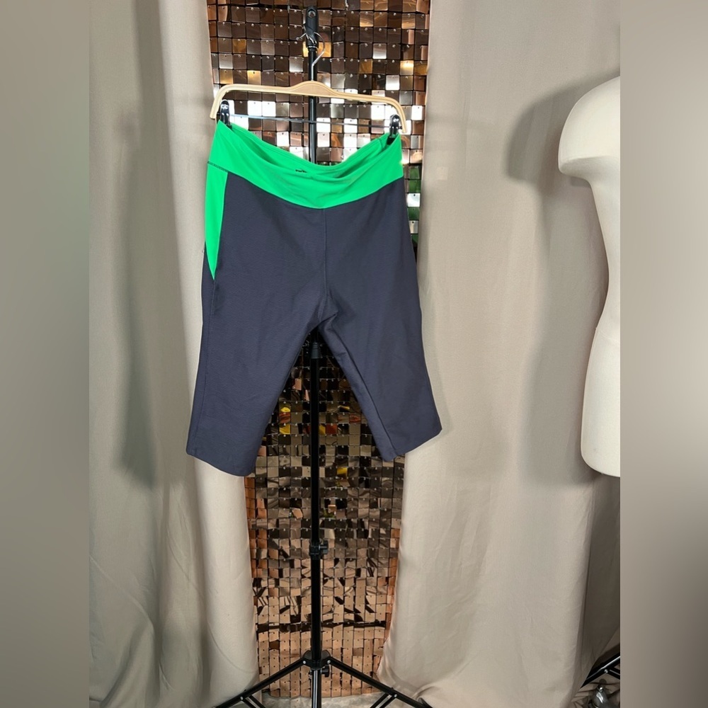 Lavon Grey , with Green Ribbed Textured Cropped Capri Leggings Size XL